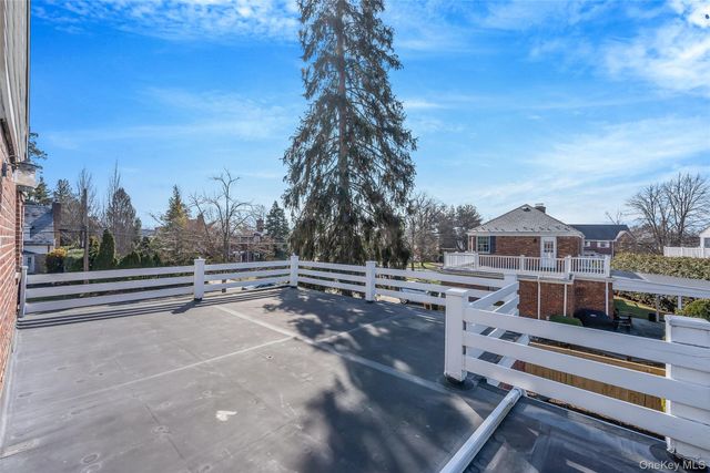 15 Seeley Court, Malverne, NY 11565