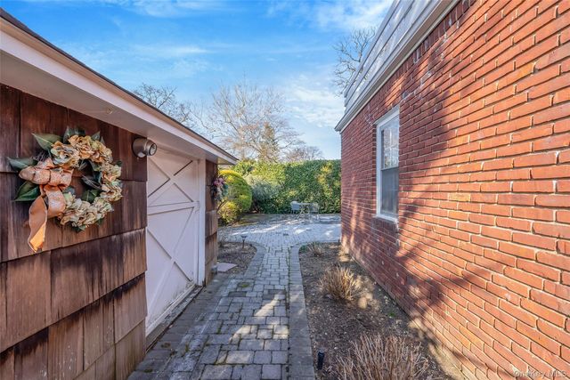 15 Seeley Court, Malverne, NY 11565