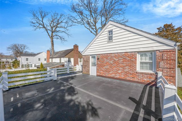 15 Seeley Court, Malverne, NY 11565