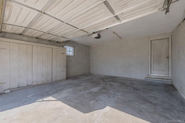 15 Seeley Court, Malverne, NY 11565