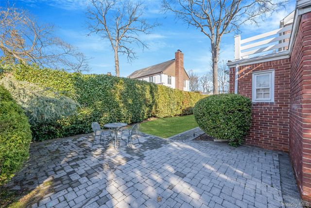 15 Seeley Court, Malverne, NY 11565