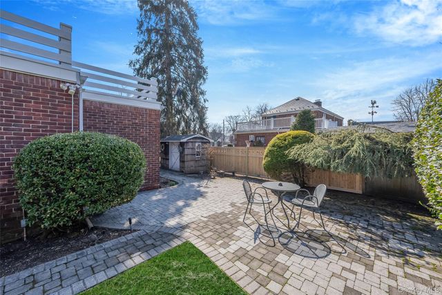 15 Seeley Court, Malverne, NY 11565