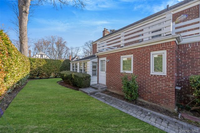 15 Seeley Court, Malverne, NY 11565