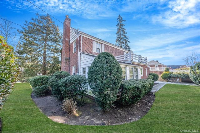 15 Seeley Court, Malverne, NY 11565