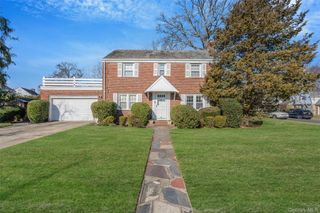 15 Seeley Court, Malverne, NY 11565