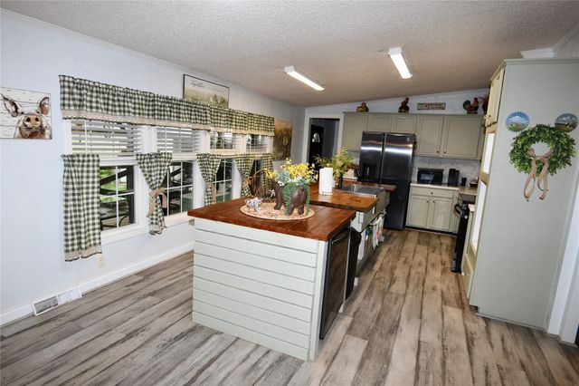 101 Pinewood Drive, Shepherd, TX 77371