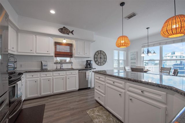 318 Sunset Circle, Tiki Island, TX 77554