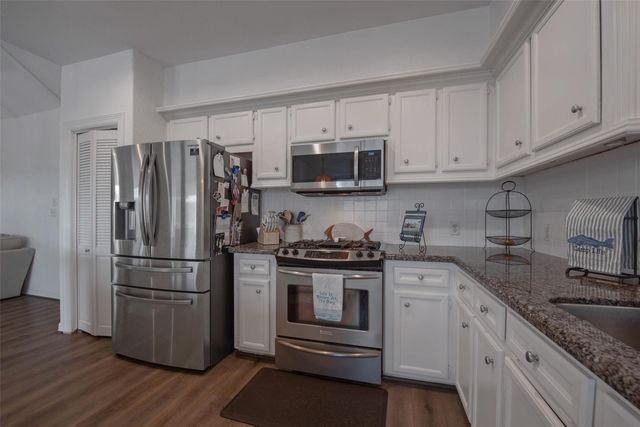 318 Sunset Circle, Tiki Island, TX 77554