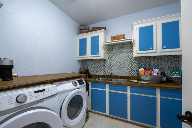 318 Sunset Circle, Tiki Island, TX 77554