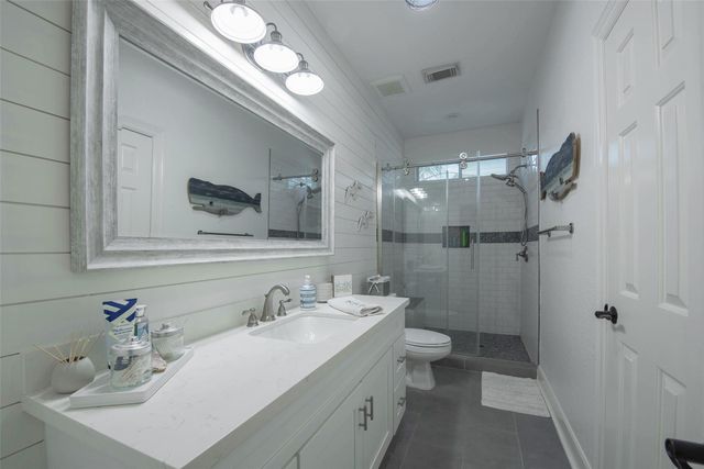 318 Sunset Circle, Tiki Island, TX 77554