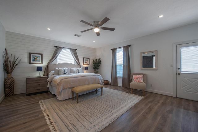 318 Sunset Circle, Tiki Island, TX 77554