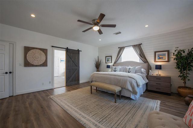 318 Sunset Circle, Tiki Island, TX 77554