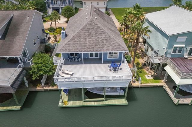 318 Sunset Circle, Tiki Island, TX 77554