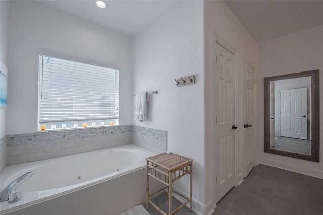 318 Sunset Circle, Tiki Island, TX 77554