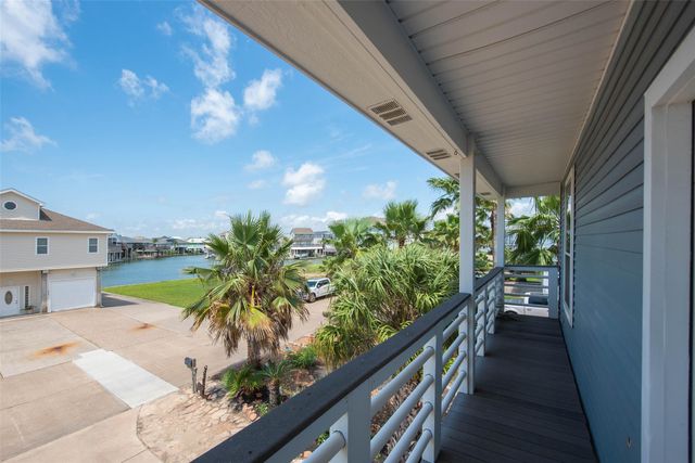 318 Sunset Circle, Tiki Island, TX 77554