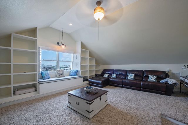 318 Sunset Circle, Tiki Island, TX 77554