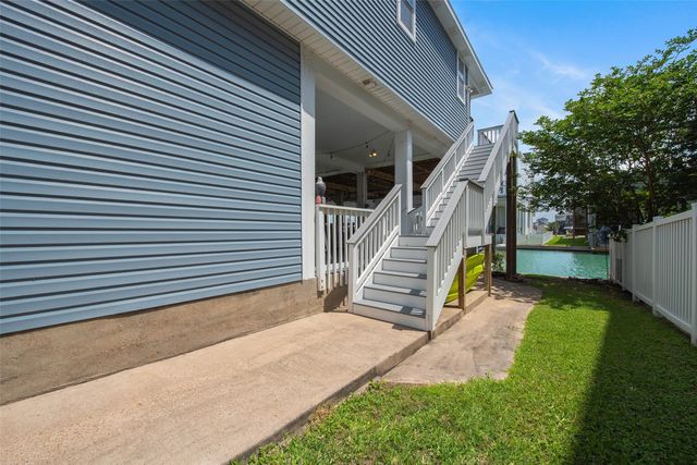 318 Sunset Circle, Tiki Island, TX 77554