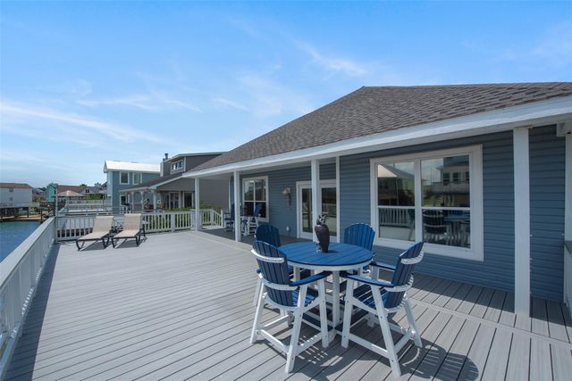 318 Sunset Circle, Tiki Island, TX 77554