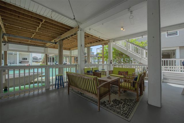 318 Sunset Circle, Tiki Island, TX 77554