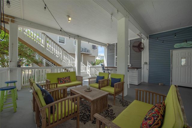 318 Sunset Circle, Tiki Island, TX 77554
