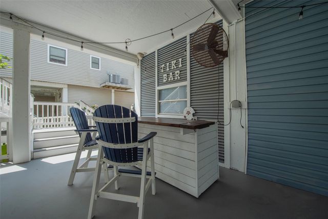 318 Sunset Circle, Tiki Island, TX 77554