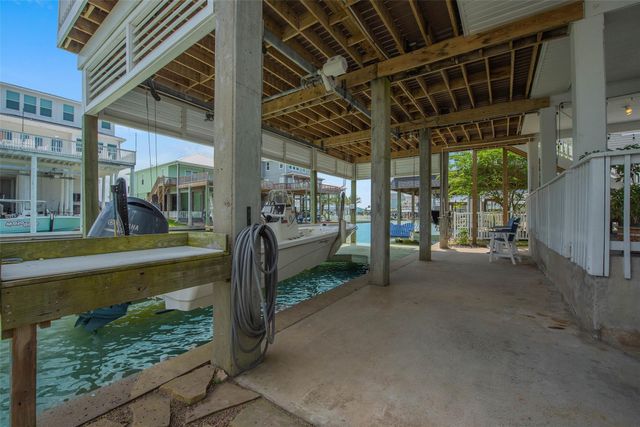 318 Sunset Circle, Tiki Island, TX 77554