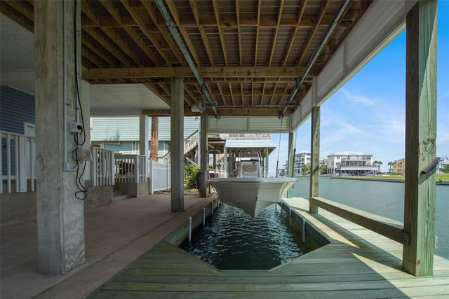318 Sunset Circle, Tiki Island, TX 77554