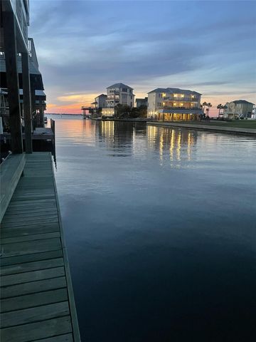 318 Sunset Circle, Tiki Island, TX 77554