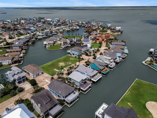 318 Sunset Circle, Tiki Island, TX 77554