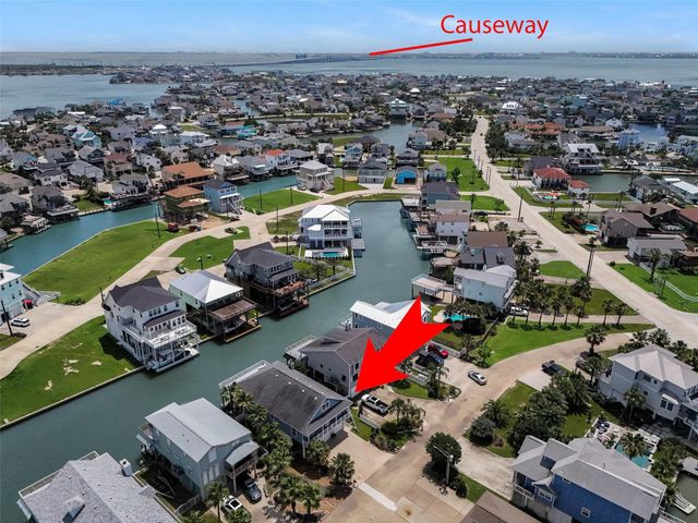 318 Sunset Circle, Tiki Island, TX 77554