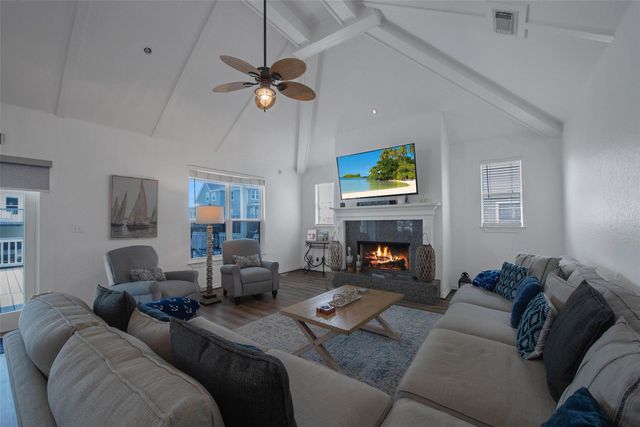 318 Sunset Circle, Tiki Island, TX 77554