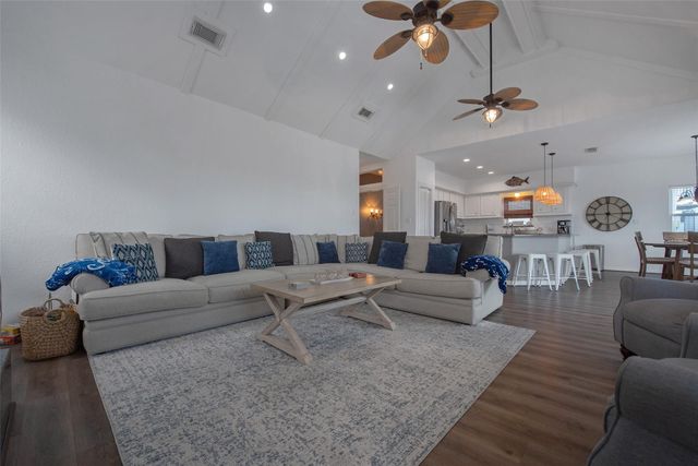 318 Sunset Circle, Tiki Island, TX 77554