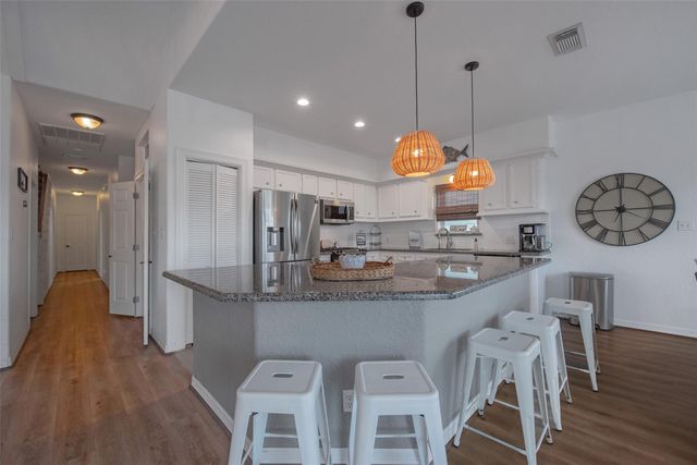 318 Sunset Circle, Tiki Island, TX 77554