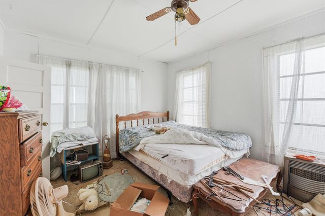 207 W Jackson Street, West Columbia, TX 77486