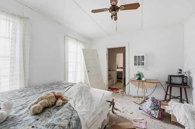207 W Jackson Street, West Columbia, TX 77486