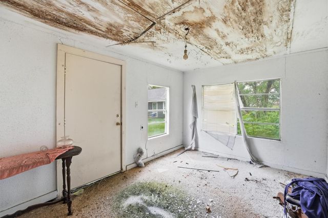 207 W Jackson Street, West Columbia, TX 77486