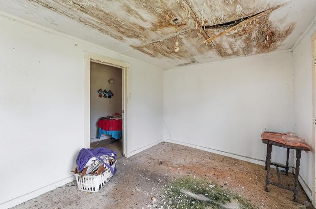 207 W Jackson Street, West Columbia, TX 77486