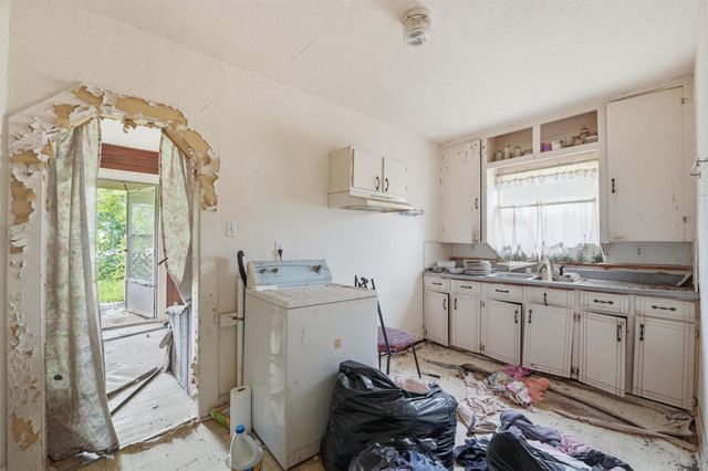 207 W Jackson Street, West Columbia, TX 77486