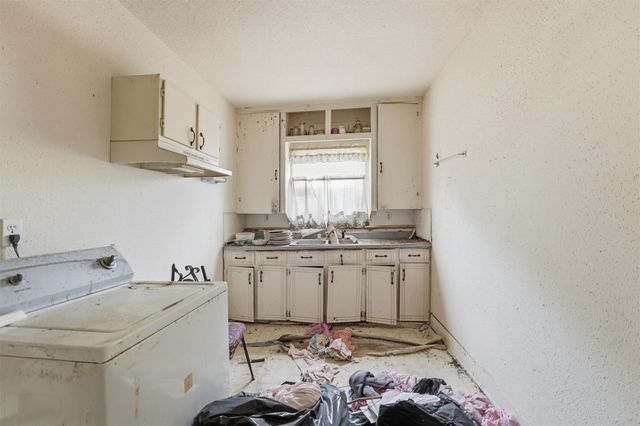 207 W Jackson Street, West Columbia, TX 77486