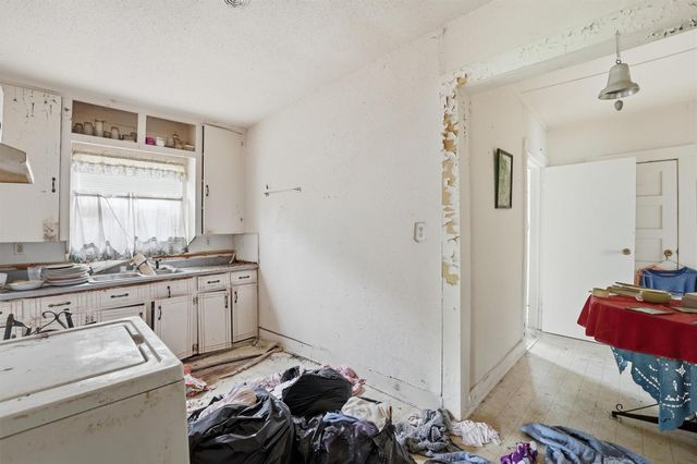 207 W Jackson Street, West Columbia, TX 77486