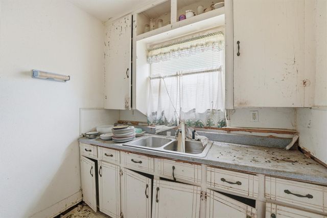 207 W Jackson Street, West Columbia, TX 77486