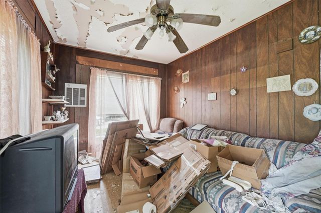 207 W Jackson Street, West Columbia, TX 77486