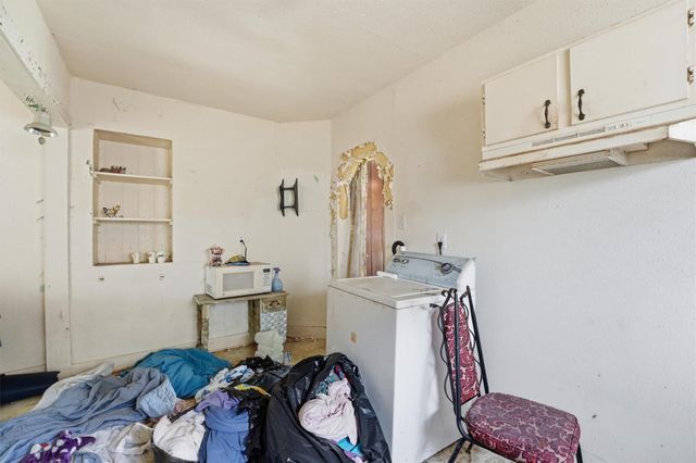 207 W Jackson Street, West Columbia, TX 77486