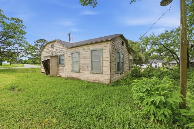 207 W Jackson Street, West Columbia, TX 77486