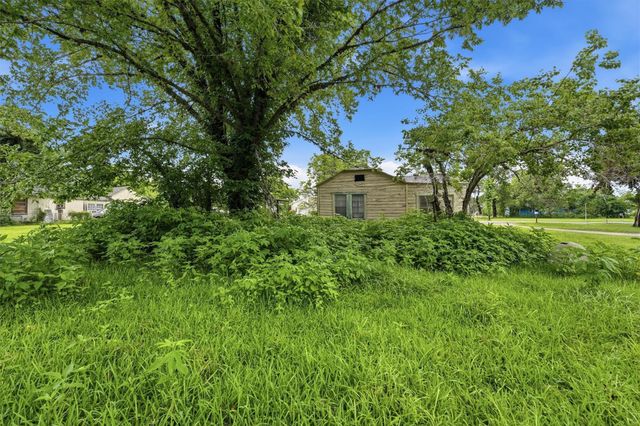 207 W Jackson Street, West Columbia, TX 77486