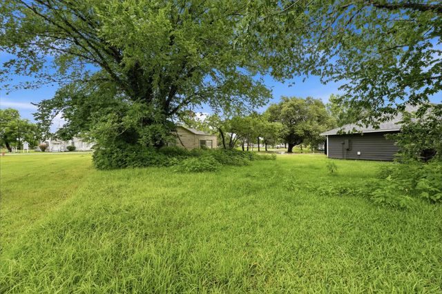 207 W Jackson Street, West Columbia, TX 77486