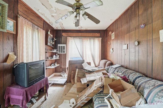 207 W Jackson Street, West Columbia, TX 77486