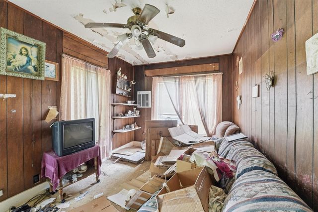 207 W Jackson Street, West Columbia, TX 77486