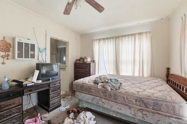 207 W Jackson Street, West Columbia, TX 77486