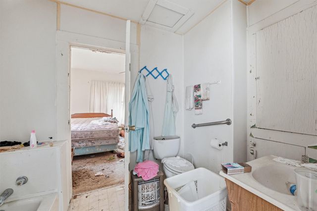 207 W Jackson Street, West Columbia, TX 77486